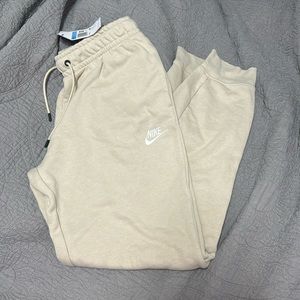 WOMESN NIKE JOGGERS SIZE - M